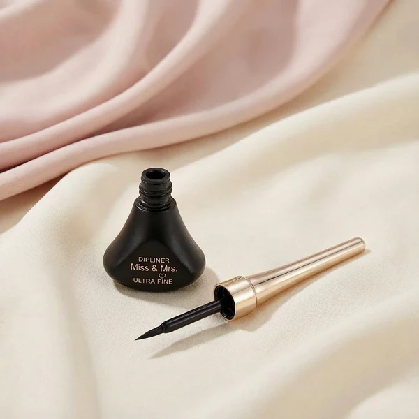 Miss & Mrs Ultra Fine Dipliner - Eyeliner - 4.5ml